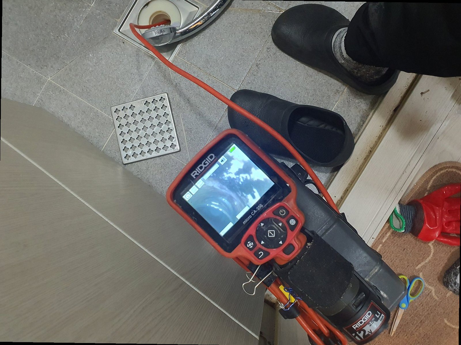 용산구 하수구막힘 배관 내부 상태를 확인하는 내시경 점검 장면