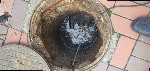 용산구 하수구막힘 배관 막힘과 악취 원인을 확인하는 현장 점검 장면