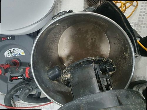 은평구 하수구막힘 고압 세척 장비로 배관을 점검하는 모습