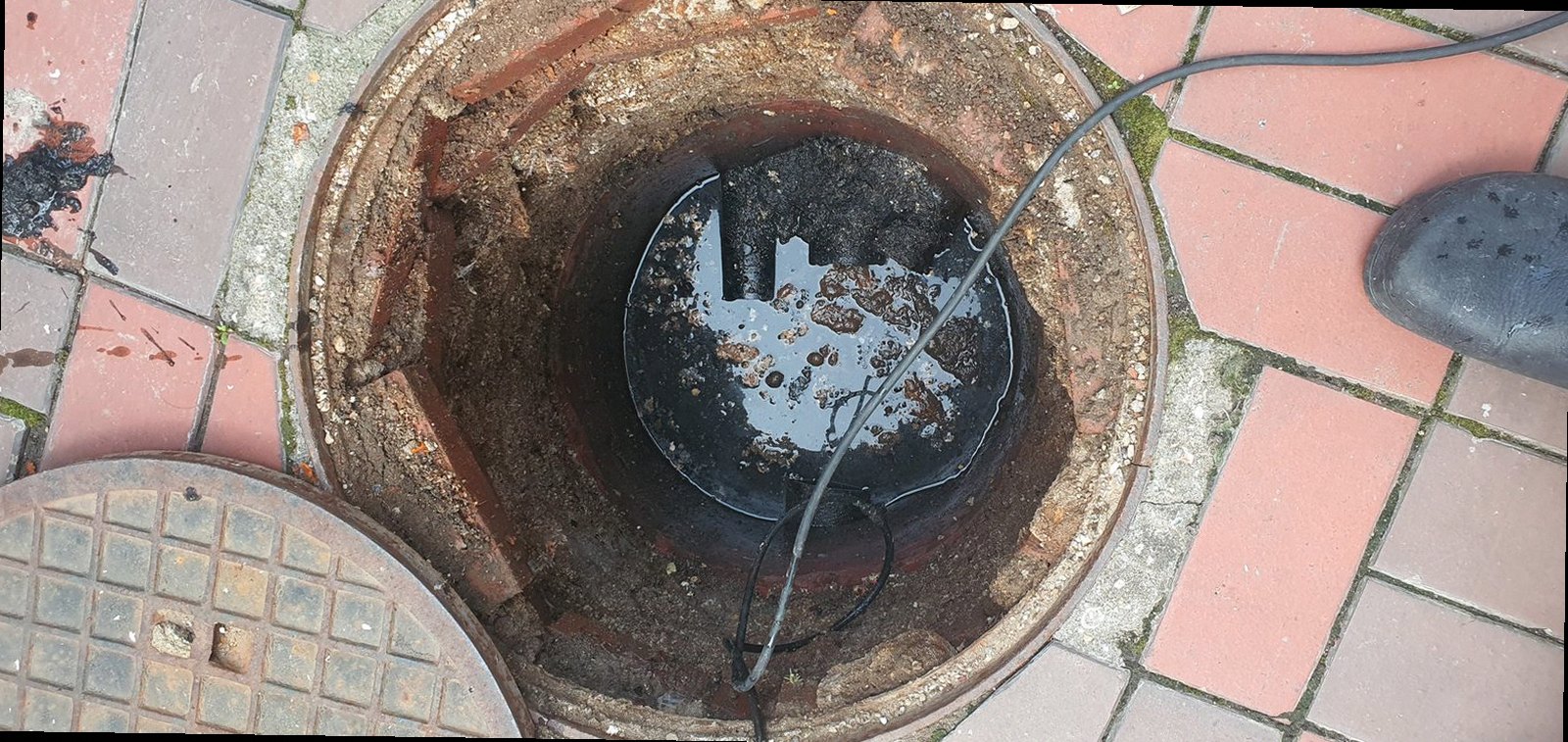종로구 하수구막힘 배관 내부 점검과 배수 상태를 확인하는 장면
