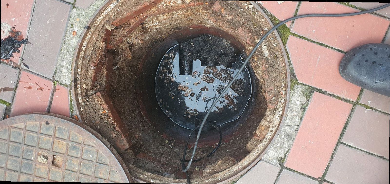 동대문구 하수구막힘 배관 내부 오염과 막힘 상태를 점검하는 장면