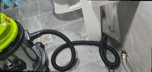 가평 하수구막힘 내시경 카메라와 고압 세척 장비로 배관을 점검하는 모습