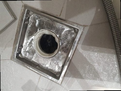 부산 하수구막힘 배관 내시경 카메라로 막힘 위치를 확인하는 장면