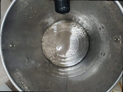 일산 하수구막힘 배관 내시경 카메라로 내부 상태를 확인하는 모습