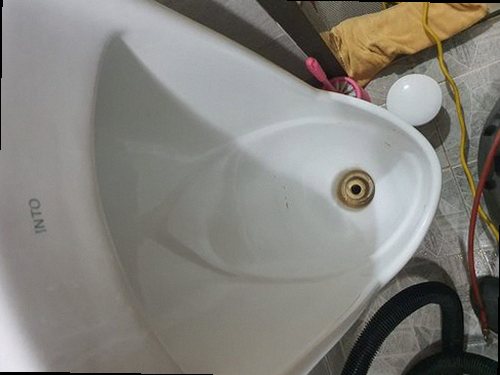 광명 하수구막힘 전동 스네이크와 고압 세척으로 배관을 정리하는 작업 장면