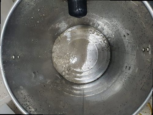 군포 하수구막힘 고압 세척 장비로 배관 내부를 정리하는 작업 모습
