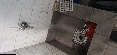 군포 하수구막힘 고압 세척 장비로 배관을 정리하는 작업 장면