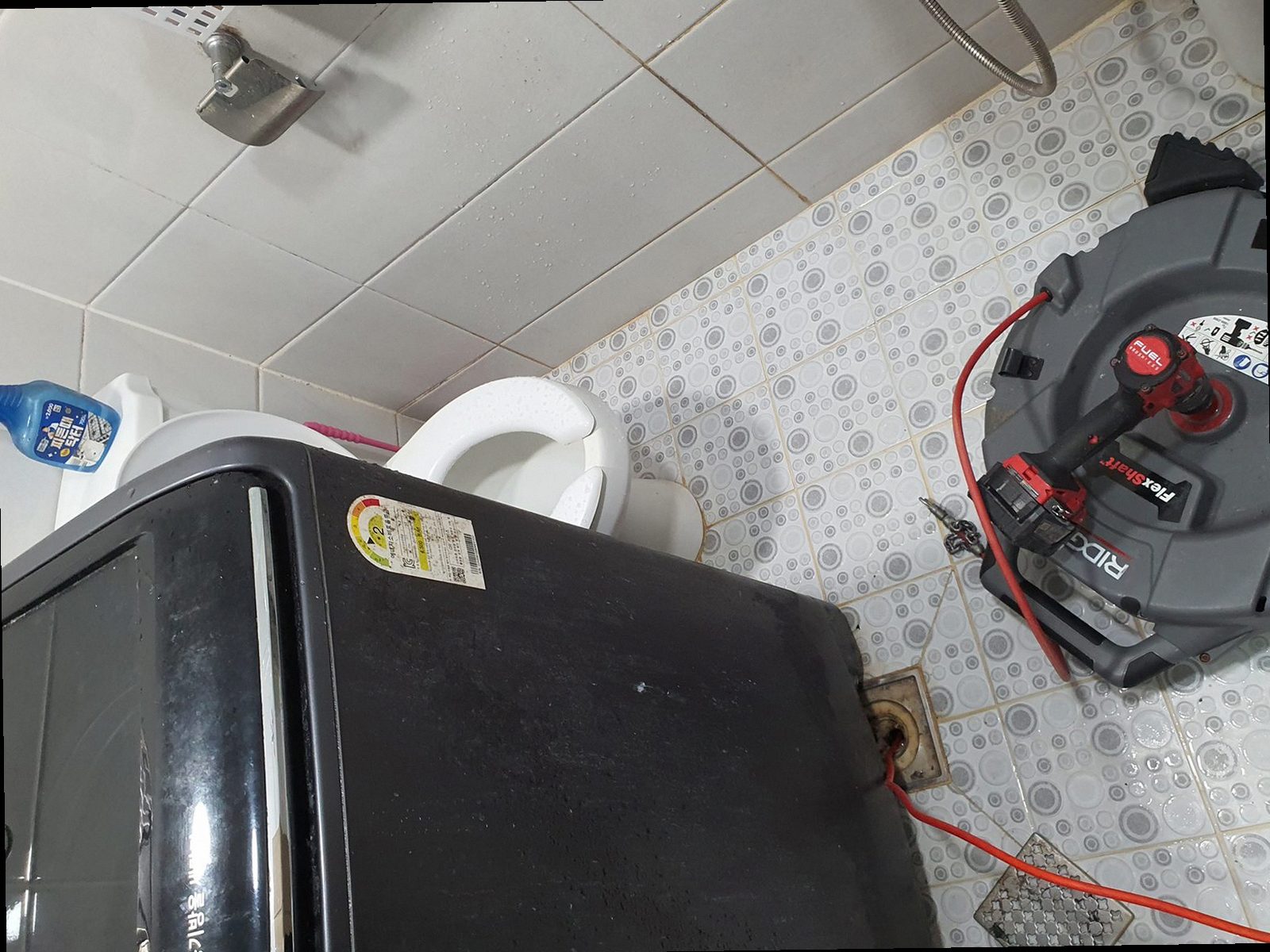 김포 하수구막힘 배관 내부를 확인하는 현장 점검 장면