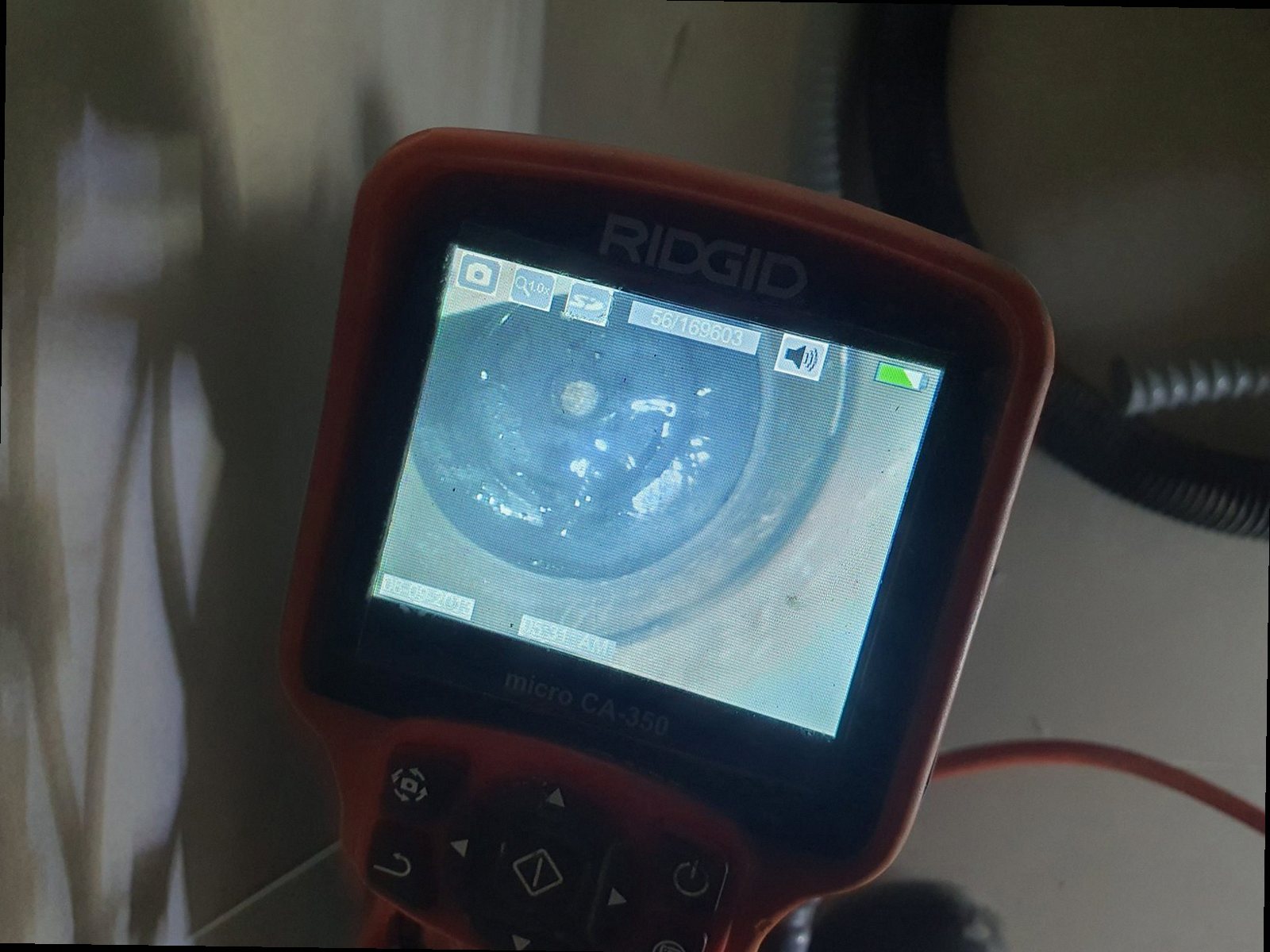 안성 하수구막힘 배관 내부 상태를 확인하는 점검 장면