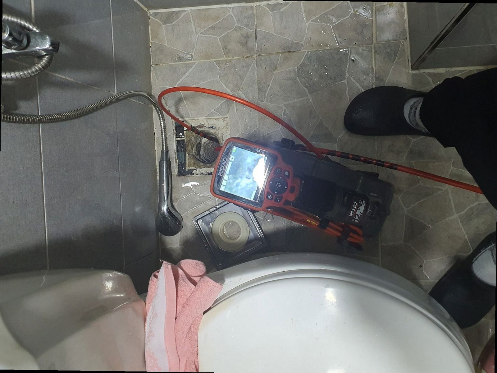 여주 하수구막힘 배수 속도와 물 고임 상태를 확인하는 현장 점검 모습