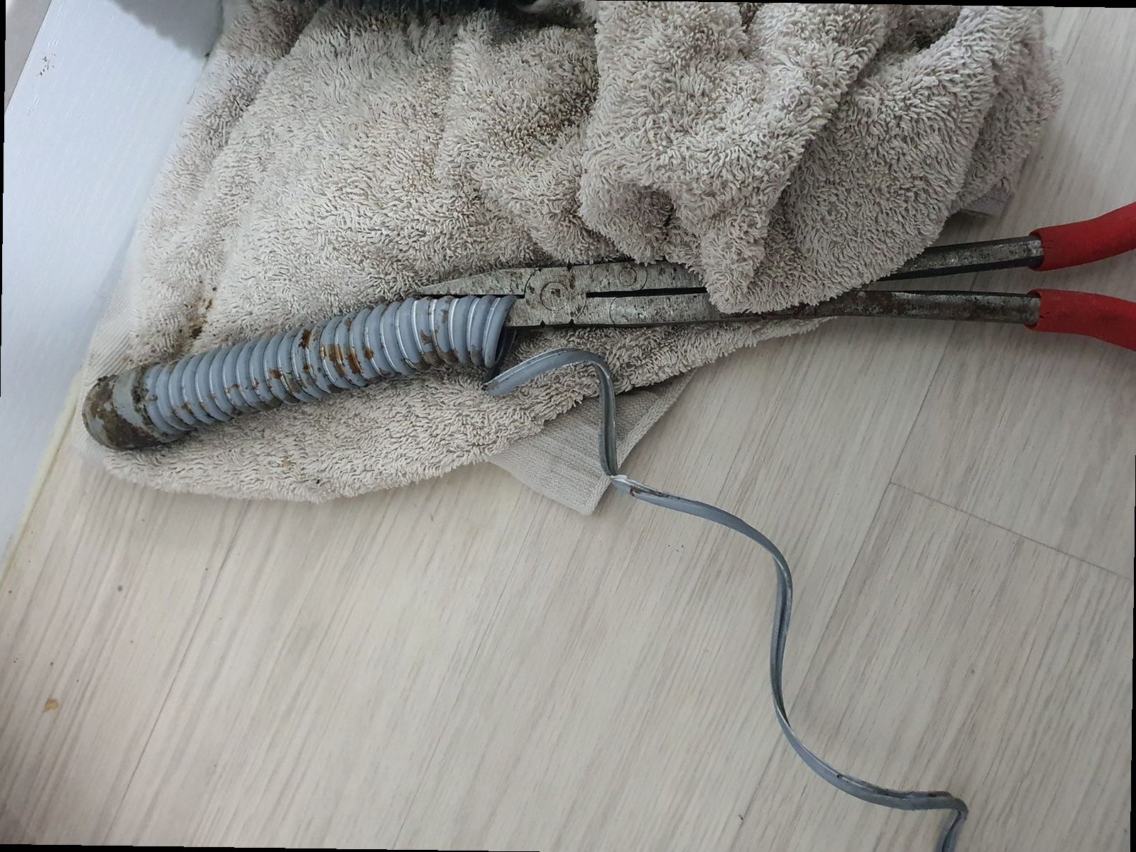 연천 하수구막힘 배관 내부 상태를 확인하는 점검 장비와 배수 흐름을 살피는 현장 모습