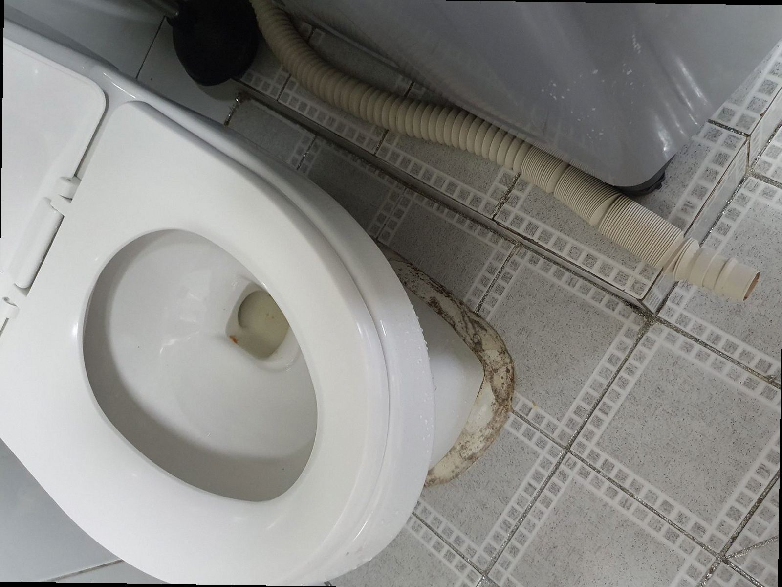 오산 하수구막힘 배수 상태와 냄새를 확인하는 현장 점검 장면