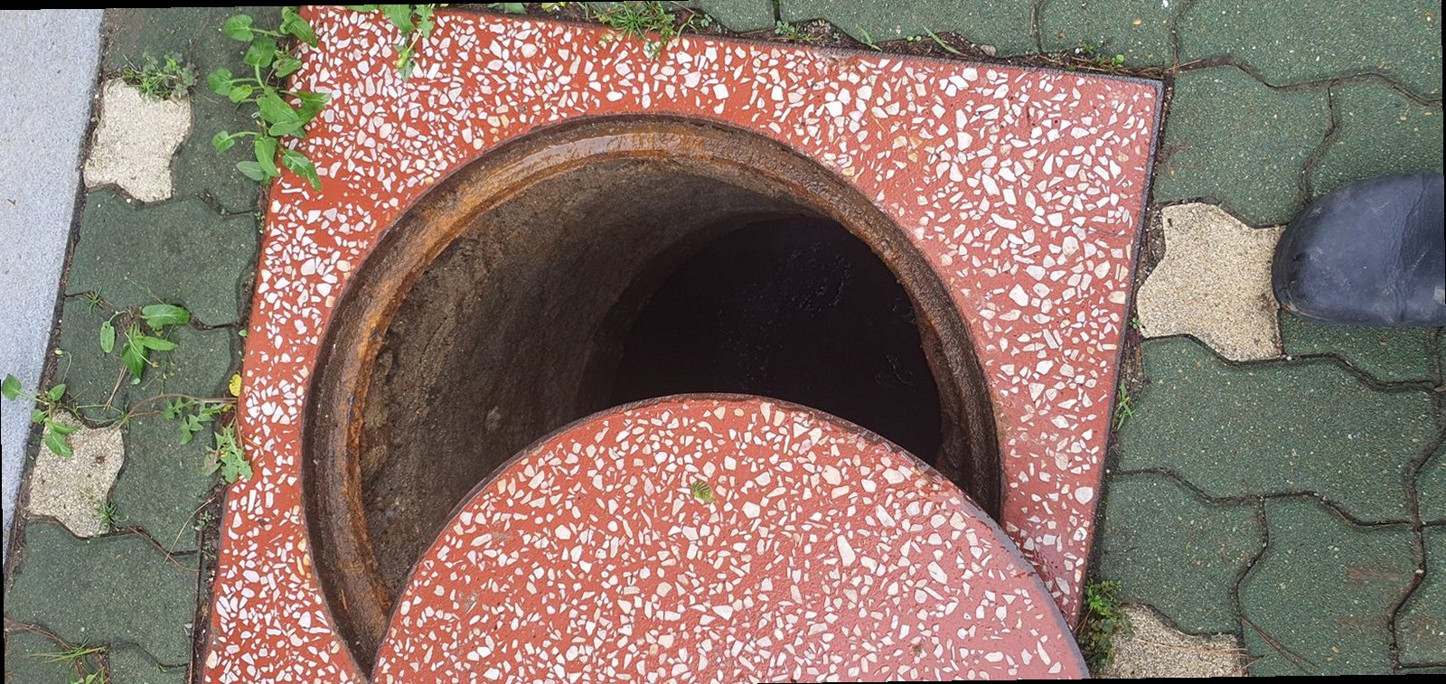 의왕 하수구막힘 배수 상태를 확인하는 현장 점검 이미지