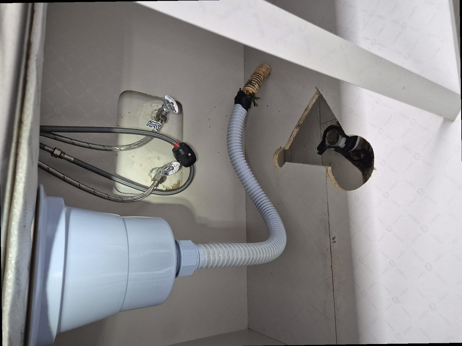 파주 하수구막힘 배관 상태를 확인하는 점검 장면