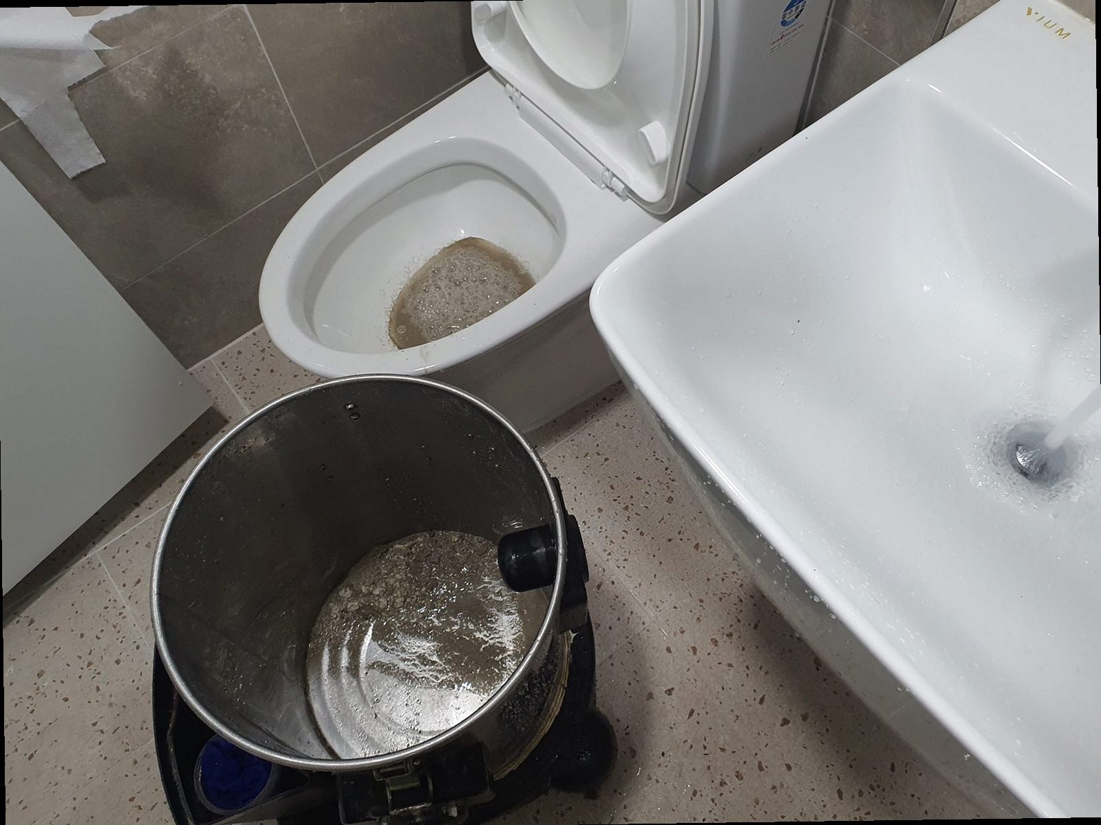 평택 하수구막힘 내시경으로 배관 내부 오염을 확인하는 장면