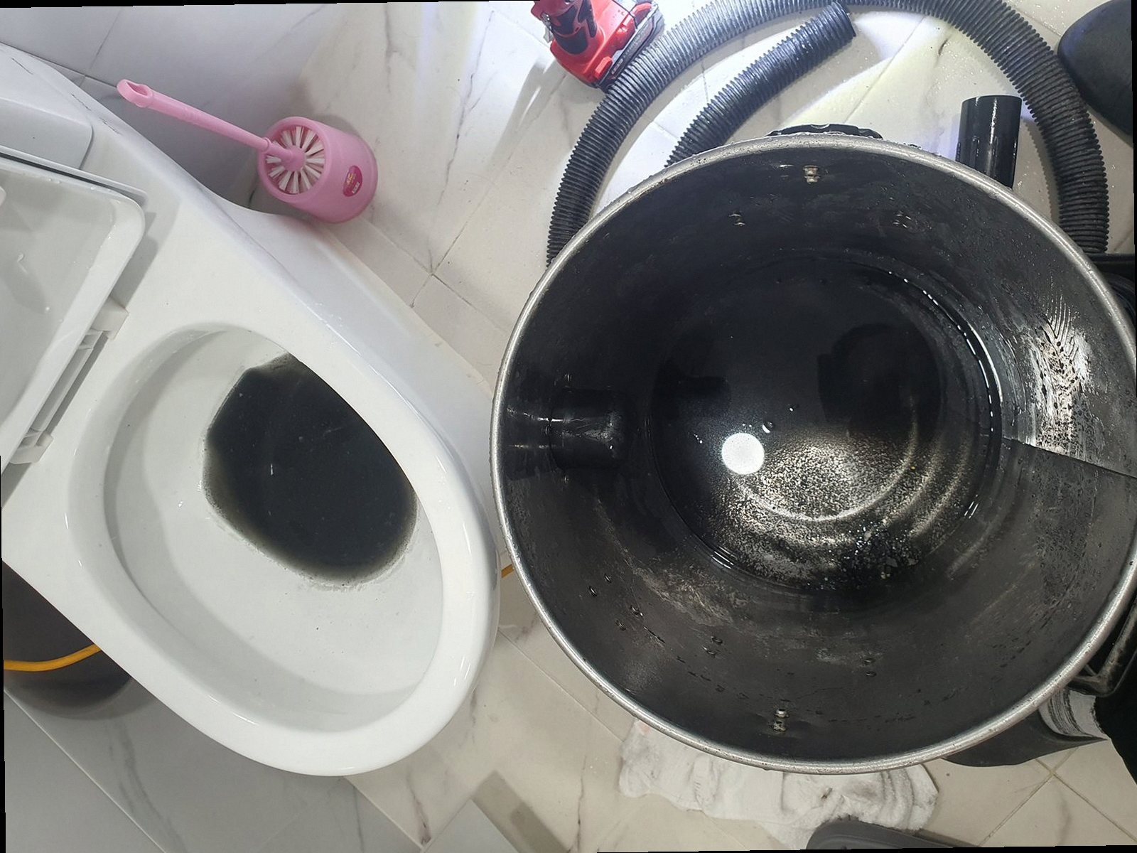 하남 하수구막힘 배수 상태와 배관 내부 오염을 점검하는 현장 장면