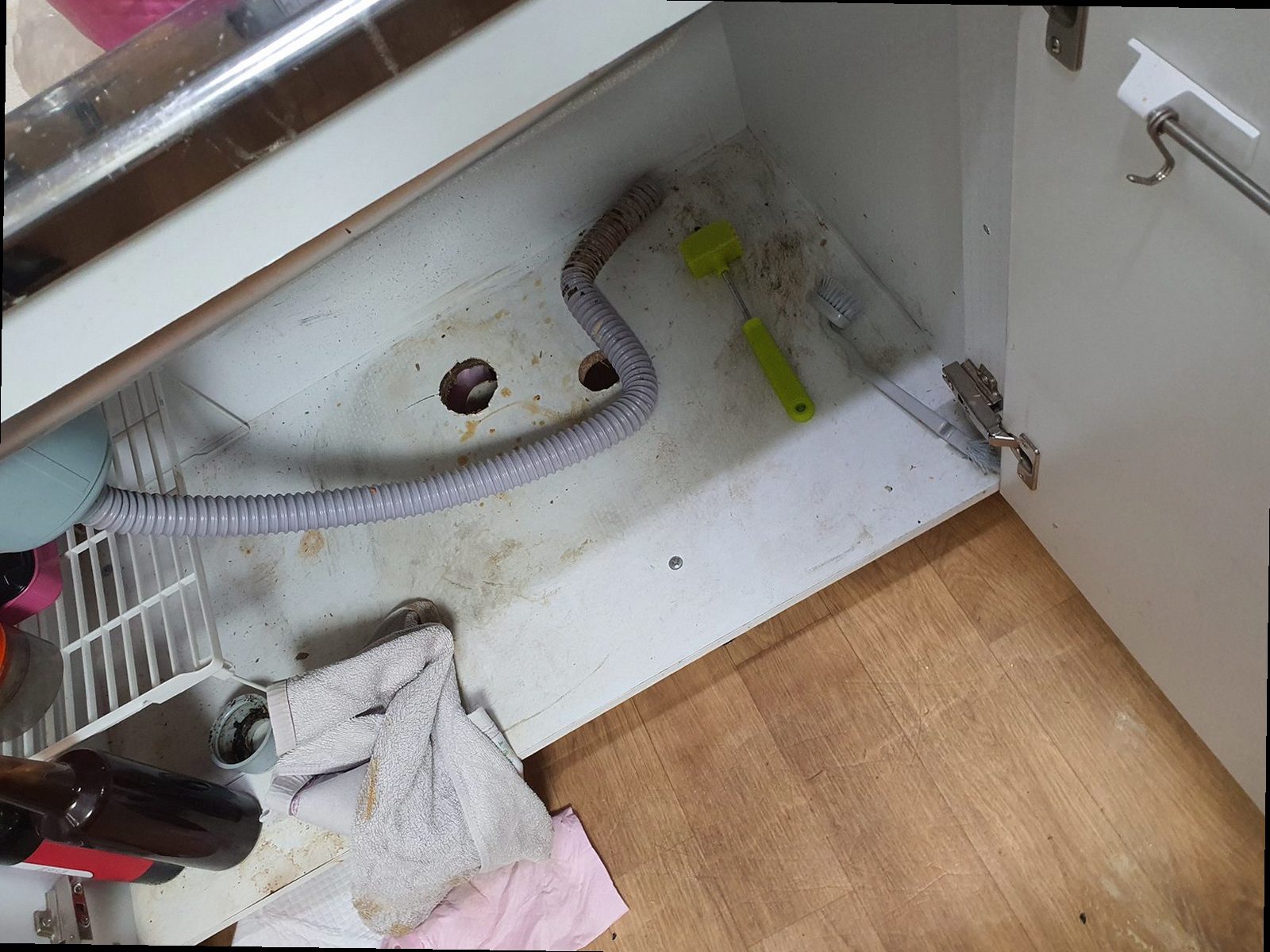 덕양구 하수구막힘 배관 내부 상태를 확인하는 점검 장면