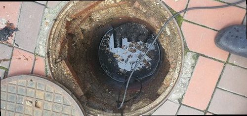 권선구 하수구막힘 배관 내시경으로 막힘 위치를 확인하는 장면