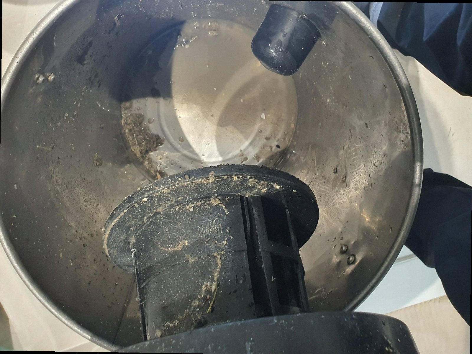 영통구 하수구막힘 작업 후 물이 빠르게 내려가고 배관 상태를 확인하는 모습