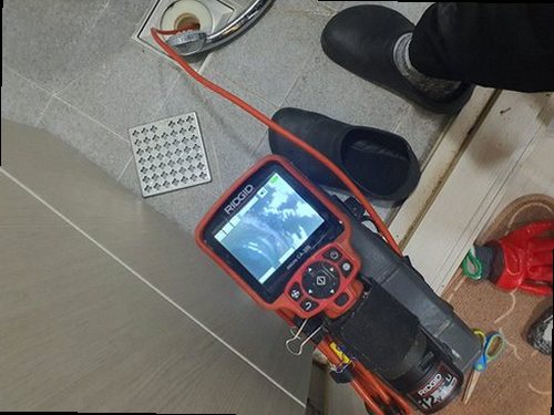 영통구 하수구막힘 배관 내부를 확인하는 내시경 카메라 점검 장면