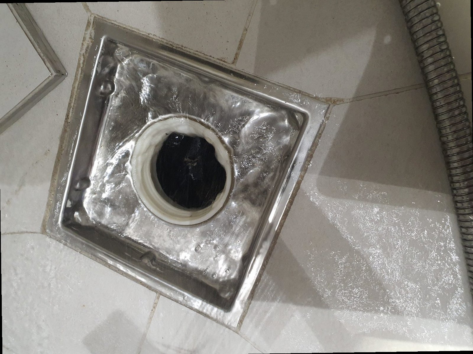 상록구 하수구막힘 세면대 아래 배관 상태를 확인하는 현장 장면