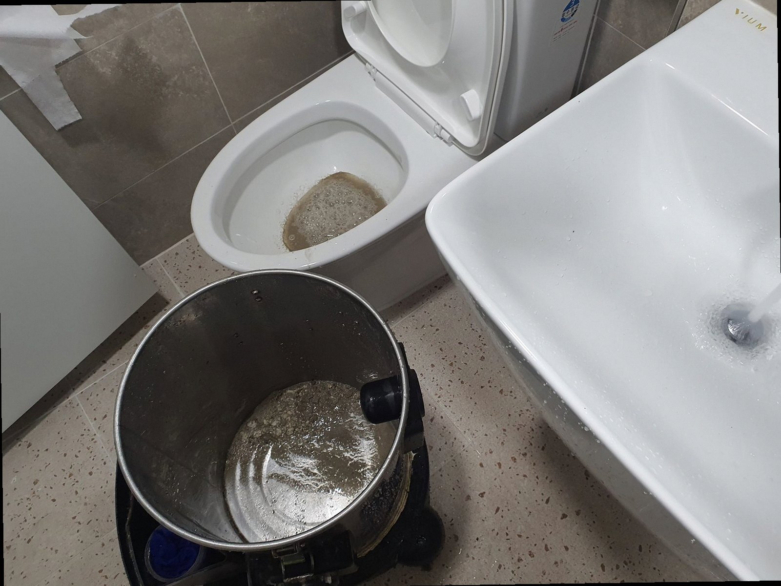 상록구 하수구막힘 배관 내부 상태를 확인하는 점검 장면