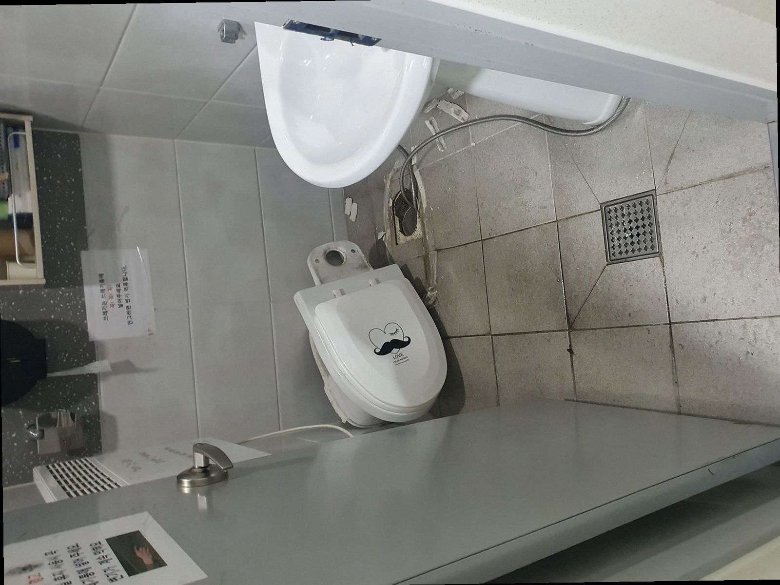 동안구 하수구막힘 배관 내부를 내시경 카메라로 확인하는 현장 모습