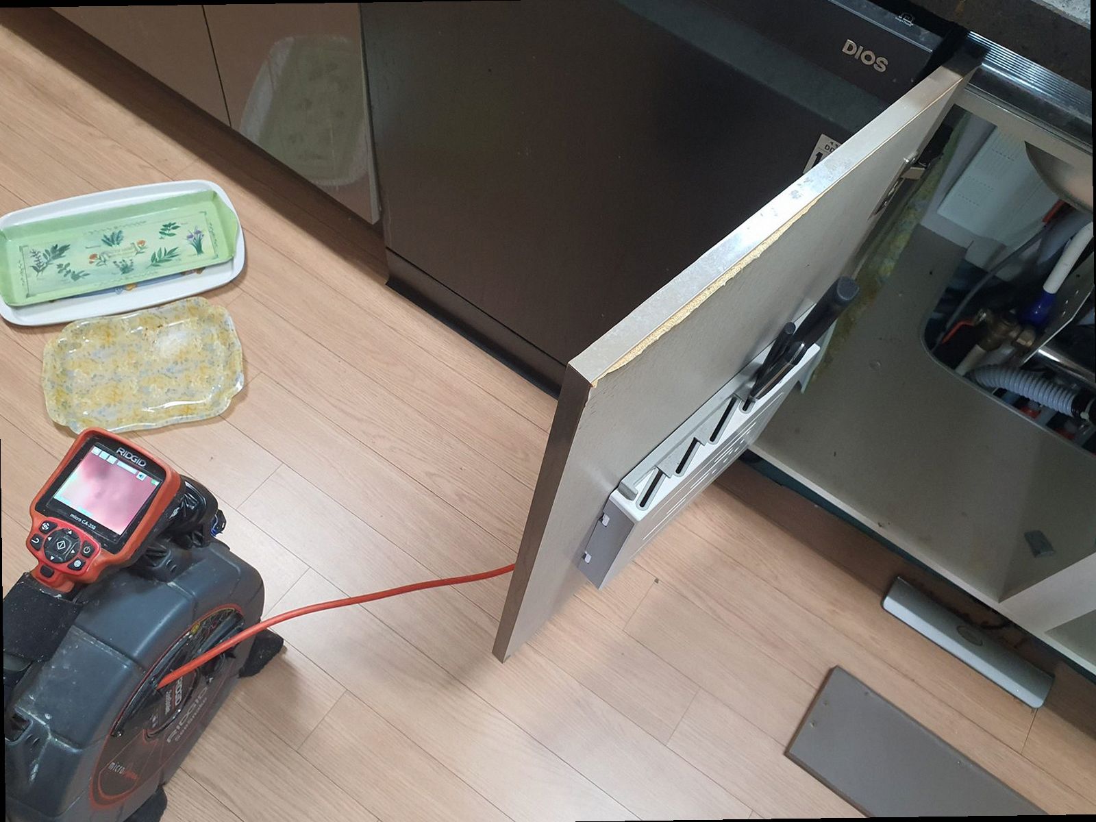 동안구 하수구막힘 세면대 배수 상태를 확인하는 점검 장면