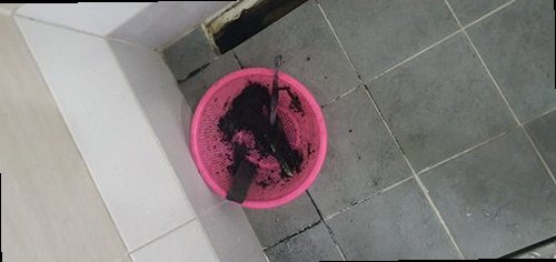 기흥구 하수구막힘 내시경 카메라로 배관 내부의 막힘 위치를 확인하는 장면