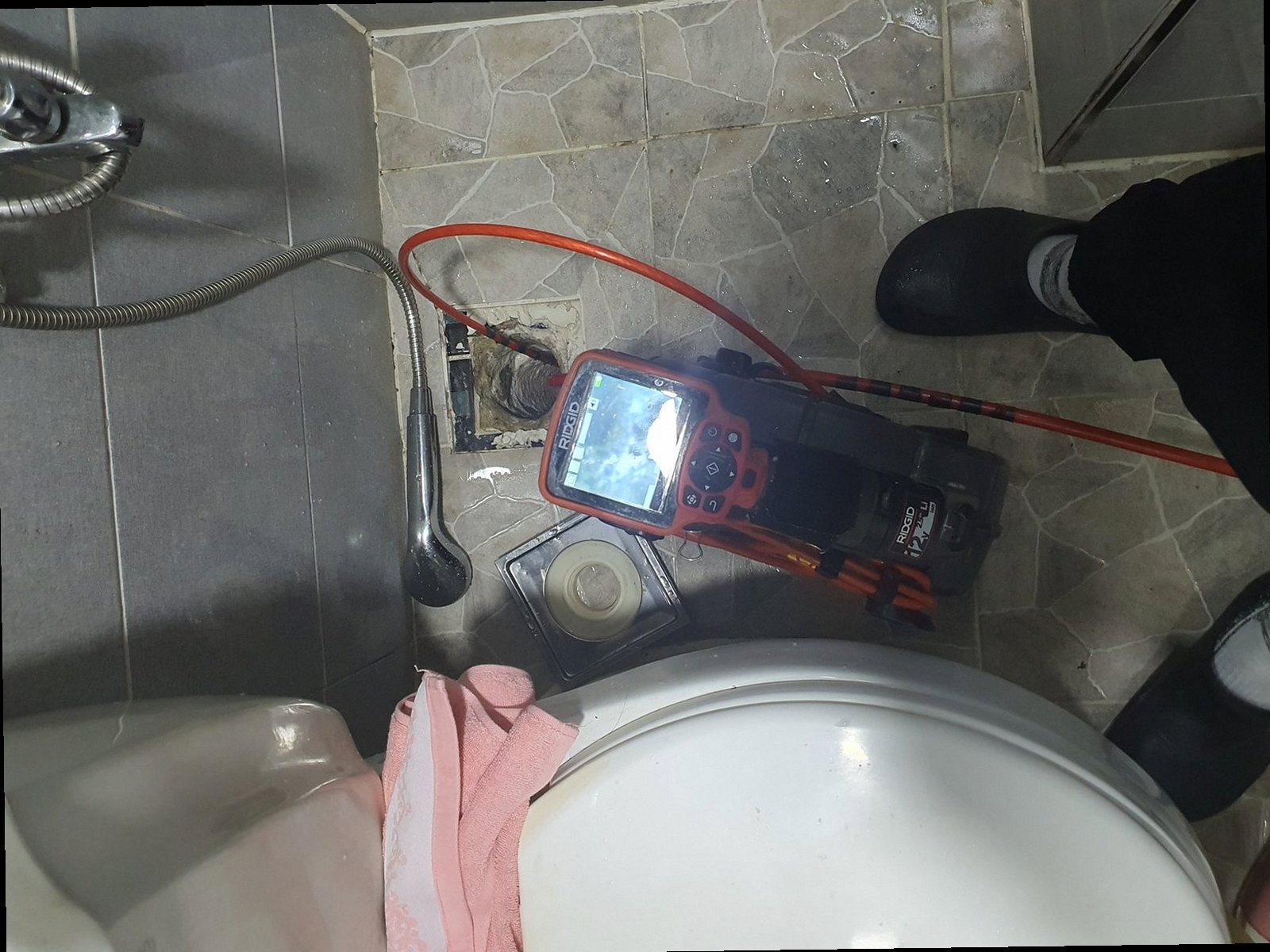 만세구 하수구막힘 배수 상태와 악취 여부를 확인하는 배관 점검 장면