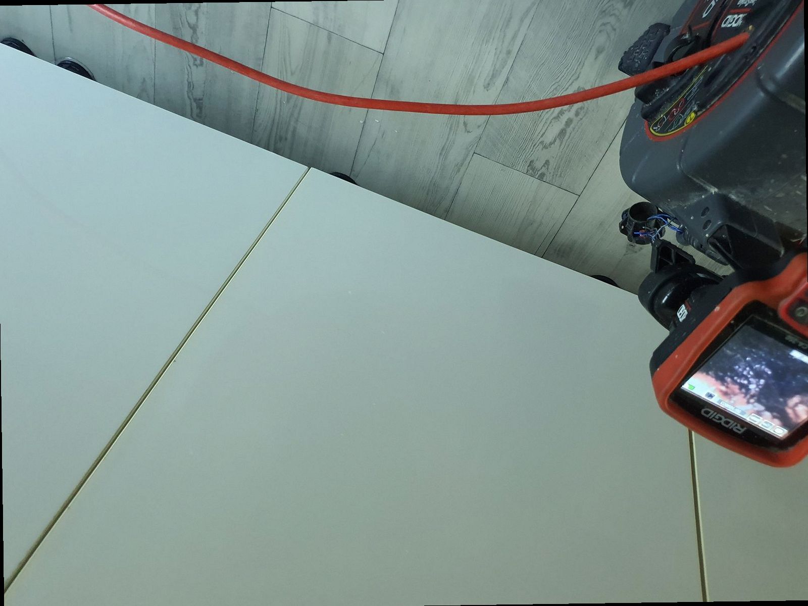 부평구 하수구막힘 배수 상태와 역류 흔적을 확인하는 현장 점검 이미지