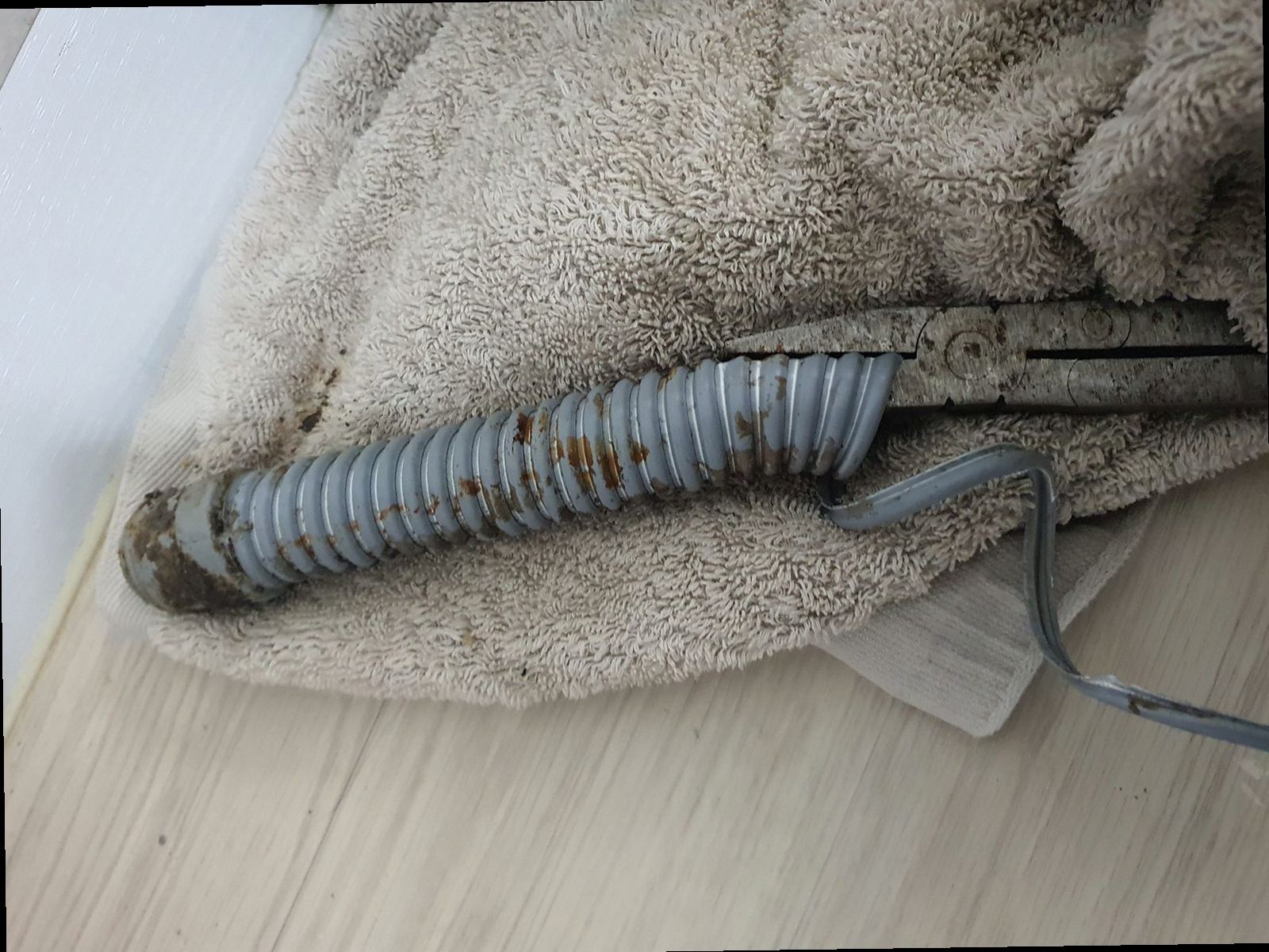 미추홀구 하수구막힘 배관 내시경 카메라로 상태를 확인하는 장면