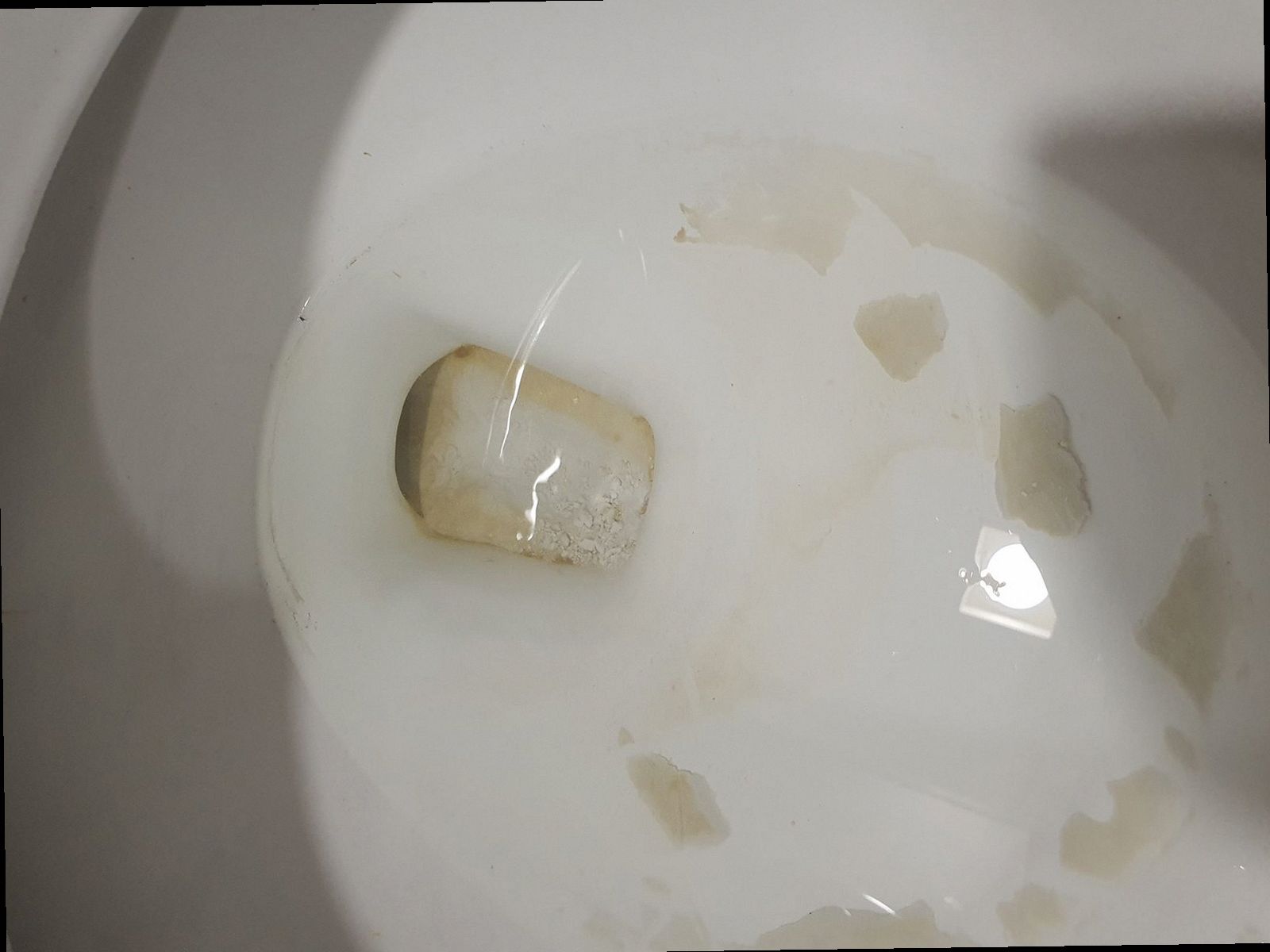 제물포구 하수구막힘 싱크대 하부 배관과 배수 상태를 점검하는 현장 이미지