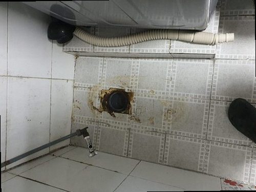 영종구 하수구막힘 배관 내시경 화면으로 막힘 위치를 확인하는 장면