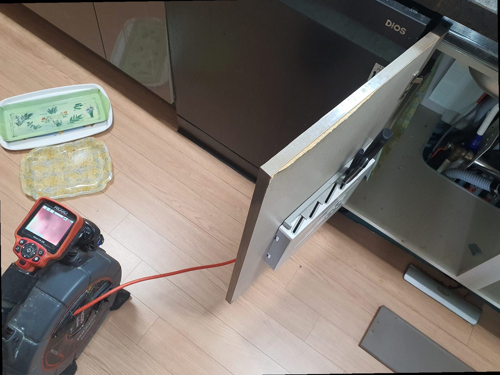 영종구 하수구막힘 배관 내부 상태를 확인하는 점검 장비 예시