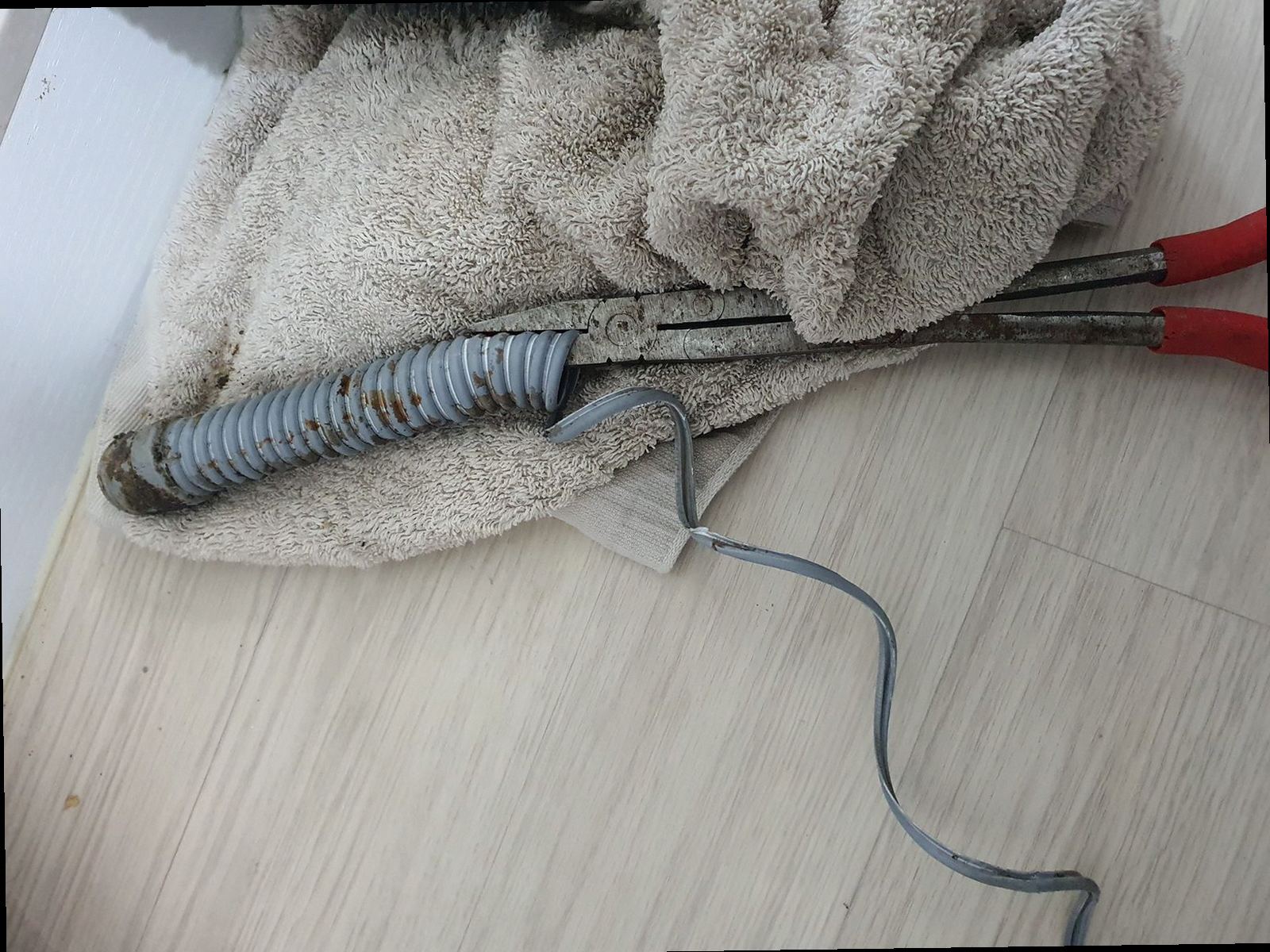 천안시 동남구 하수구막힘 배관 내부 상태를 확인하는 점검 장면