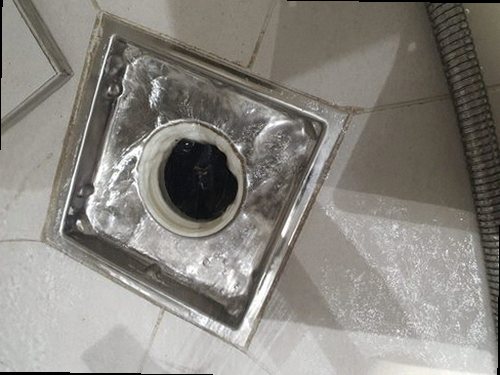 천안시 서북구 하수구막힘 배관 내시경 카메라로 막힘 위치를 확인하는 장면