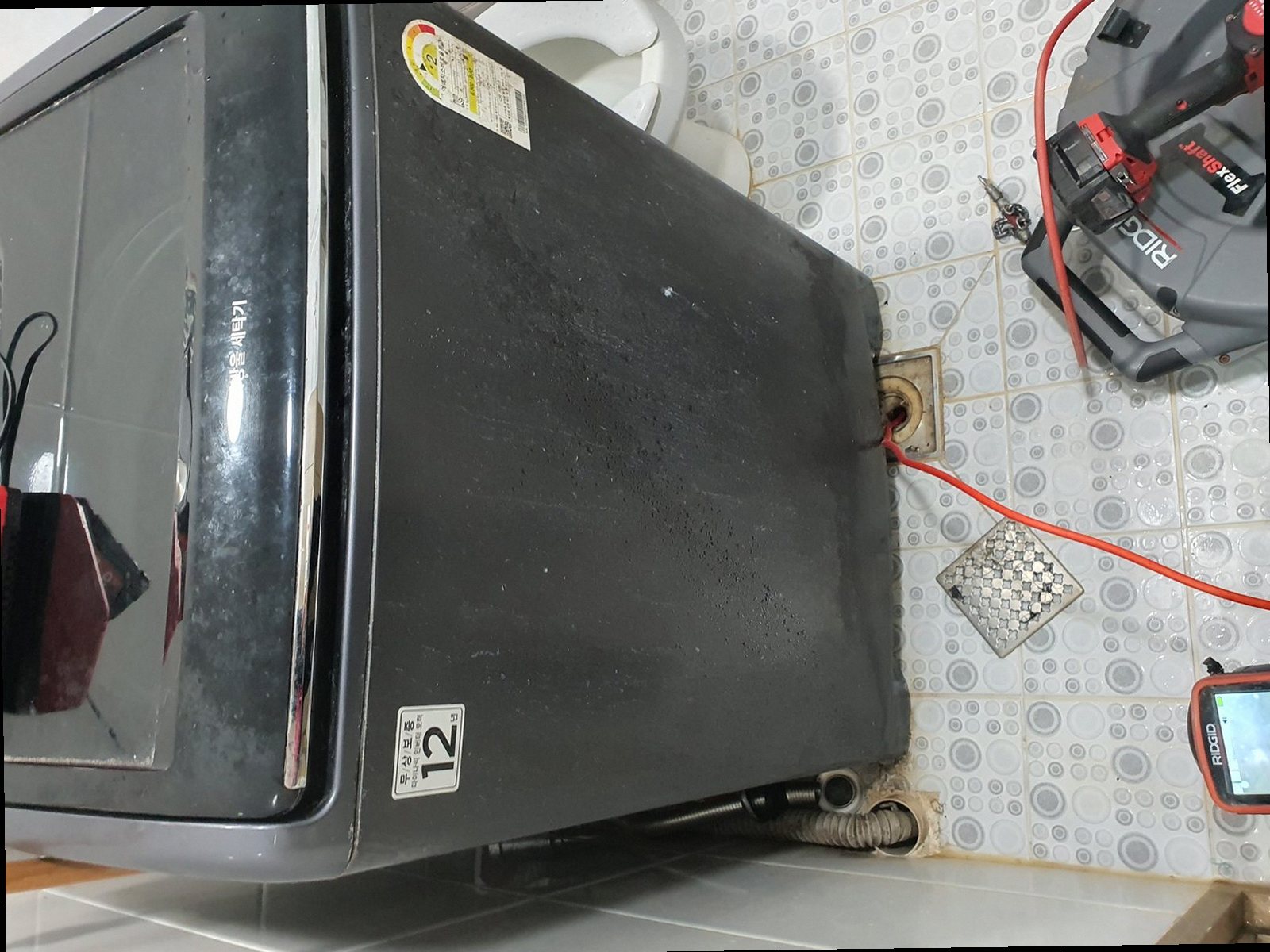 아산시 하수구막힘 배관 내부 상태를 확인하는 점검 장면