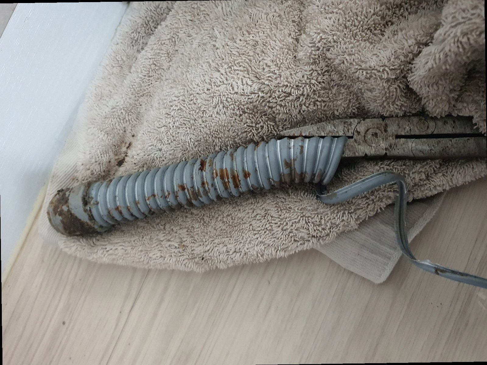 아산시 하수구막힘 배수 상태를 확인하는 현장 점검 이미지