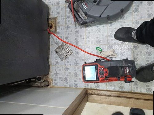 대전 동구 하수구막힘 내시경 카메라로 배관 내부 막힘 위치를 확인하는 장면