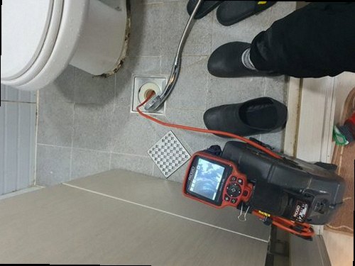 대전 서구 하수구막힘 싱크대 배수 상태와 하부 연결관을 확인하는 현장 점검