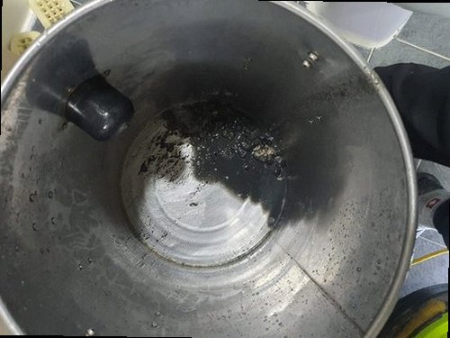 대전 서구 하수구막힘 배수구 주변과 배관 내부 상태를 확인하는 현장 점검 모습