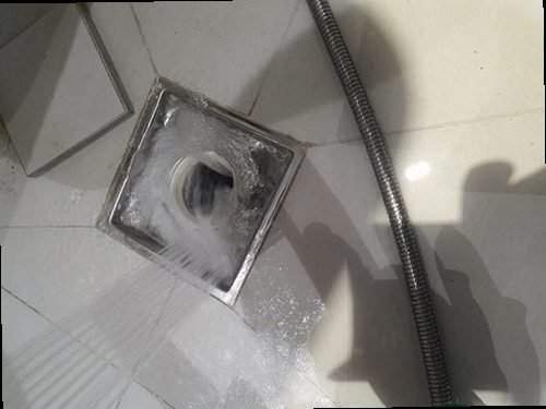 부산 남구 하수구막힘 배수구 주변의 물 고임과 배관 점검 모습