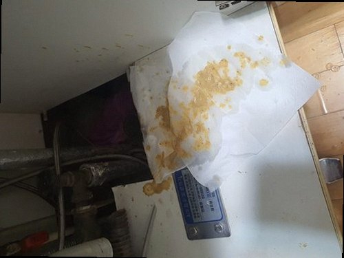 사상구 하수구막힘 내시경 카메라로 배관 내부를 확인하는 점검 장면