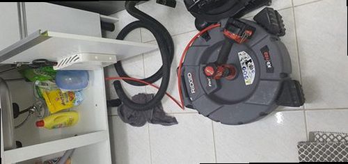 사하구 하수구막힘 배관 점검 결과에 따라 세척과 교체 방법을 비교하는 장면