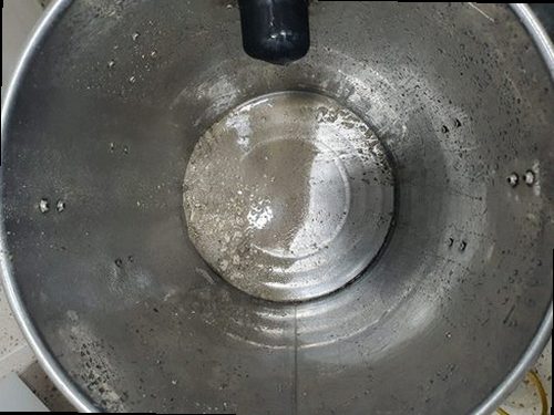 해운대구 하수구막힘 내시경 카메라로 배관 내부를 확인하는 모습
