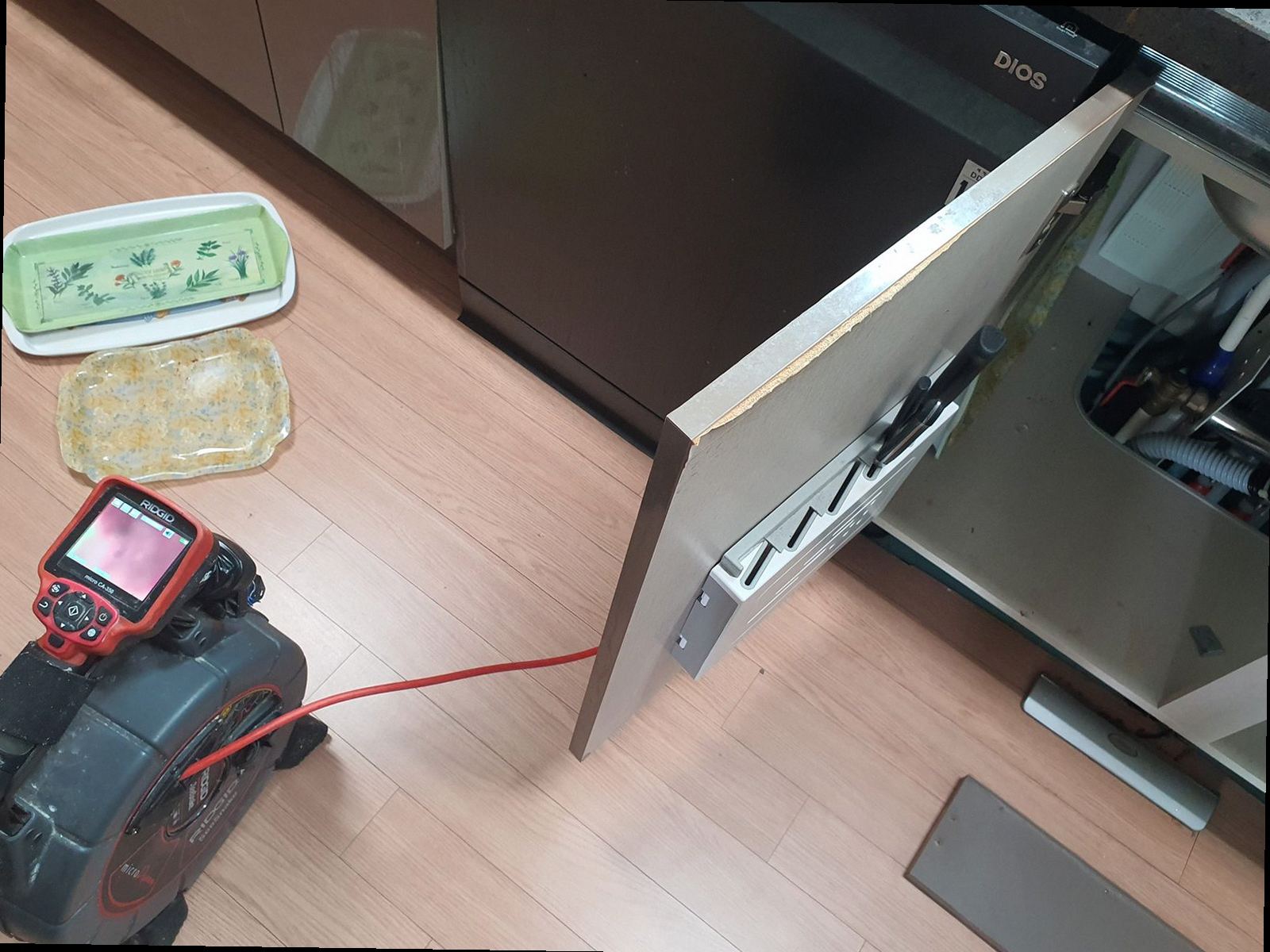 강남구 하수구막힘 세면대 배수 상태를 점검하는 장면