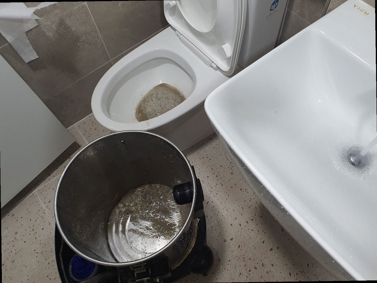 관악구 하수구막힘 배수 상태를 점검하는 현장 장면