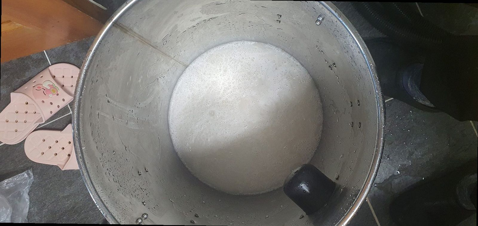 동작구 하수구막힘 배관 내시경으로 막힘 위치를 확인하는 장면