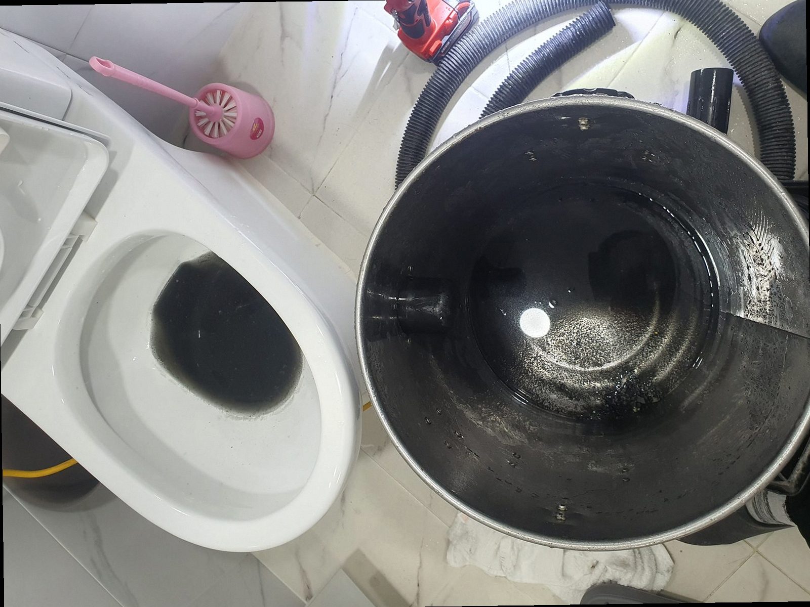마포구 하수구막힘 배관 점검 후 막힘 위치를 확인하는 현장 취재 이미지